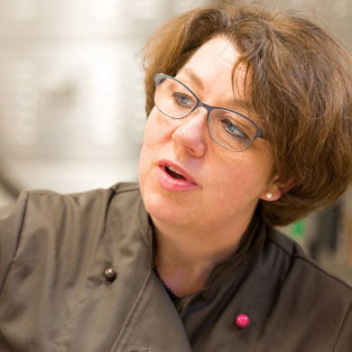 Ulrike Maurer, Chocolatiere, legt selbst Hand an in der Schokoladen Manufaktur