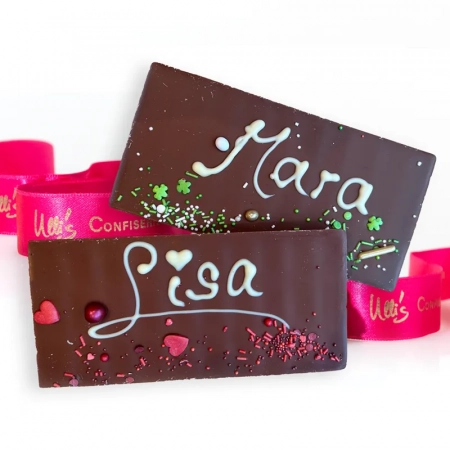 Ull's personalisiserte Schokoladentafel – individuelle von Hand beschriftet in weißer Schokolade. Tafel in den Sorten Vollmilch oder Dunkel.