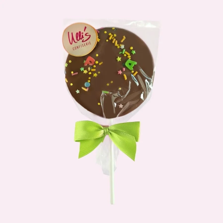 Schokoladen-Lolli mit bunten Streuseln und Buchstaben zur Einschulung